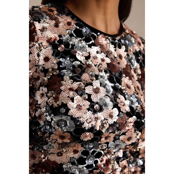 Adaline | Mini-robe noire en velours avec manches longues et détails floraux en sequins