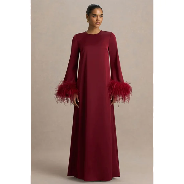 Adella | Robe longue en satin bordeaux avec finitions en plumes