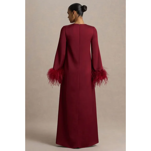 Adella | Robe longue en satin bordeaux avec finitions en plumes