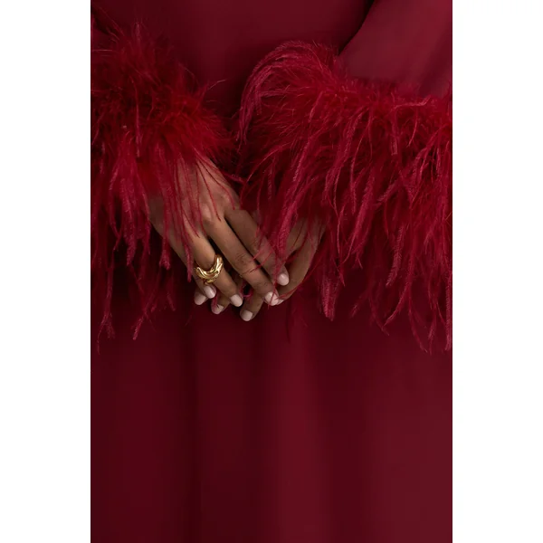 Adella | Robe longue en satin bordeaux avec finitions en plumes