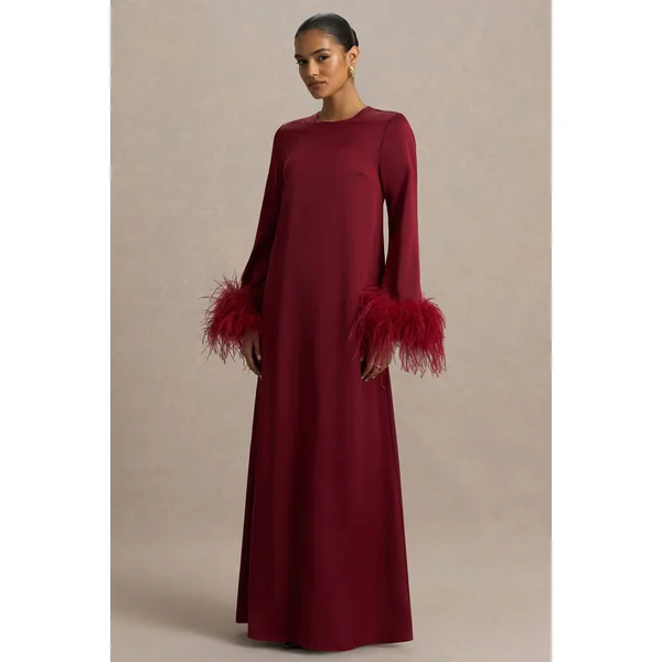 Adella | Robe longue en satin bordeaux avec finitions en plumes