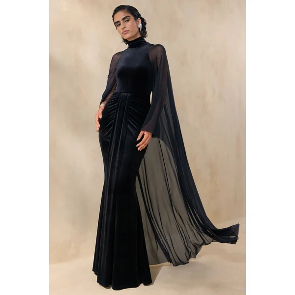 Adoring | Robe longue noire en velours à encolure haute avec cape