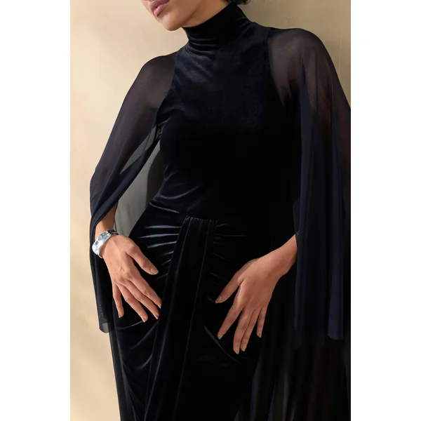 Adoring | Robe longue noire en velours à encolure haute avec cape