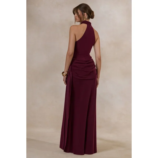 Aevina | Robe longue bordeaux en satin à encolure asymétrique et détail écharpe