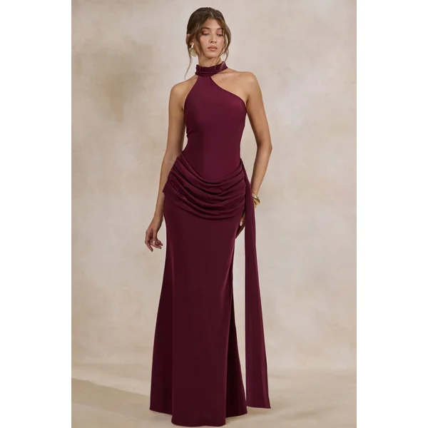 Aevina | Robe longue bordeaux en satin à encolure asymétrique et détail écharpe