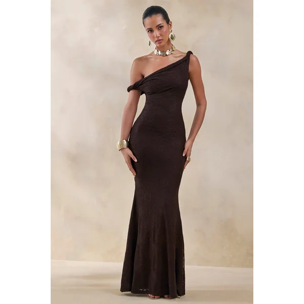 Afina | Robe longue en dentelle marron à encolure asymétrique