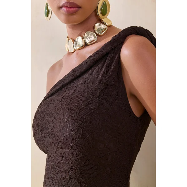 Afina | Robe longue en dentelle marron à encolure asymétrique