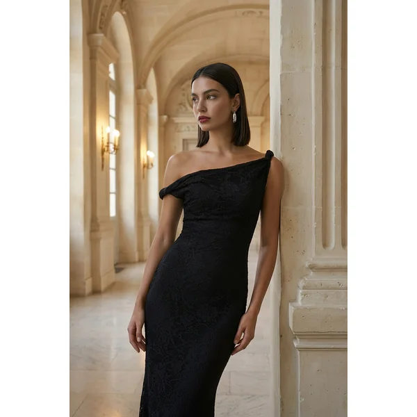Afina | Robe longue en dentelle noire à encolure asymétrique