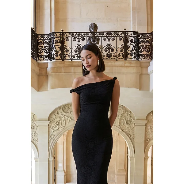 Afina | Robe longue en dentelle noire à encolure asymétrique