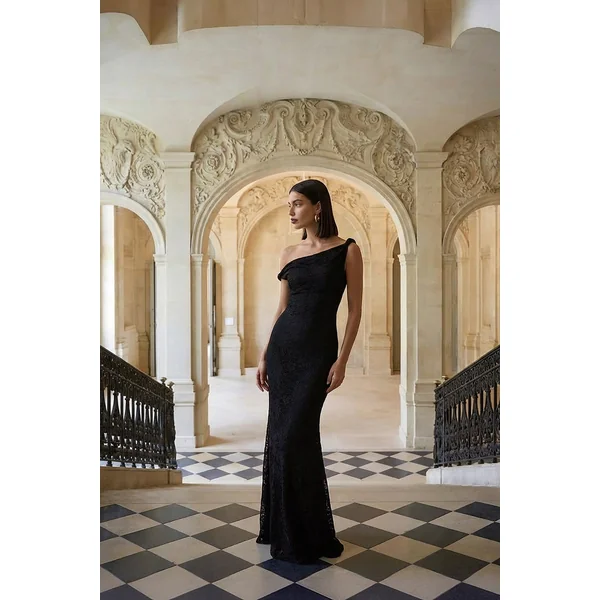 Afina | Robe longue en dentelle noire à encolure asymétrique