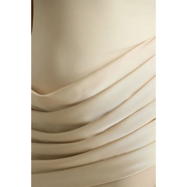 Akari | Robe longue crème à encolure ras-du-cou avec jupe en satin