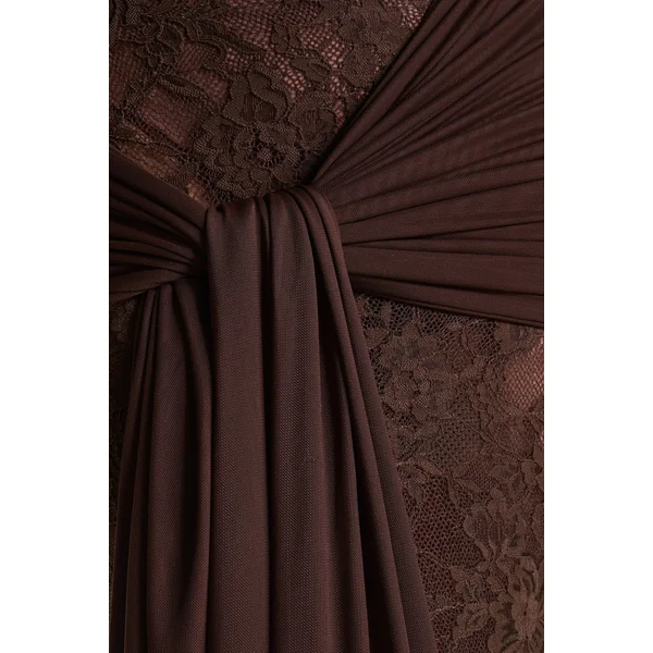 Akira | Robe longue en dentelle marron avec détail ceinture drapée
