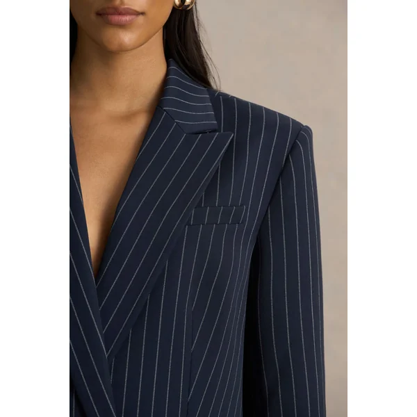 Alana | Blazer tailleur à fines rayures bleu marine avec décolleté plongeant