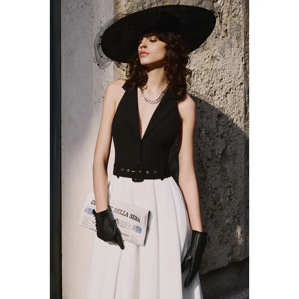 Alessa | Robe mi-longue noire et blanche à encolure plongeante et coupe tailleur