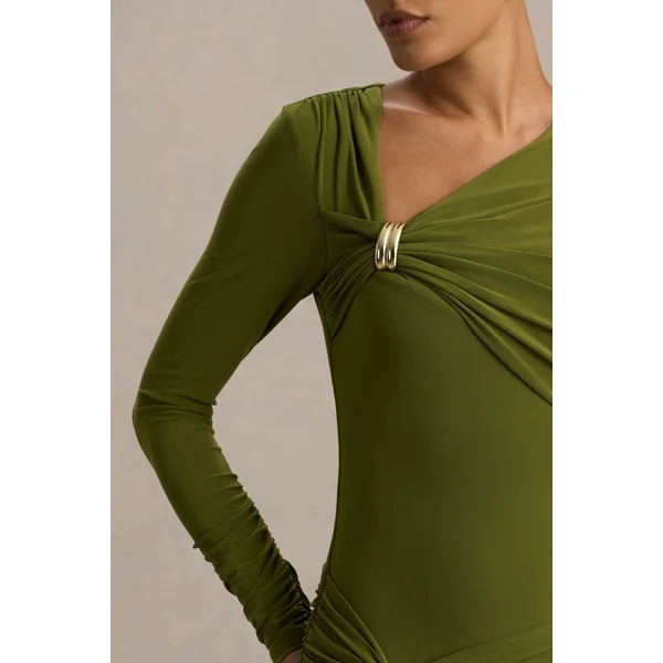 Alexia | Robe longue verte à encolure asymétrique avec détails dorés et fronces