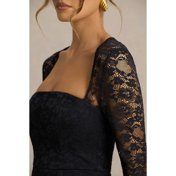 Alissa | Robe mi-longue en dentelle noire à col carré