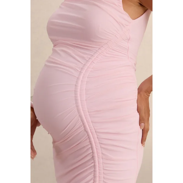 Alitha | Robe de maternité longue rose clair à encolure ronde avec détails froncés et fente à l’avant