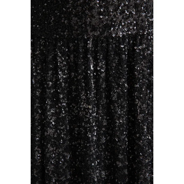 Allora | Robe longue en sequins noirs à col carré avec jupe plissée