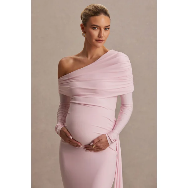 Amara | Robe longue de maternité rose poudré à encolure asymétrique avec détail de ceinture