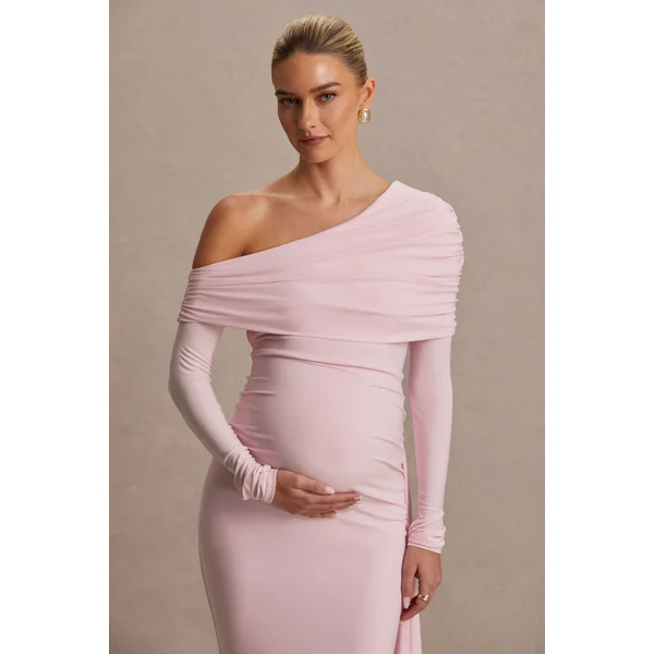 Amara | Robe longue de maternité rose poudré à encolure asymétrique avec détail de ceinture