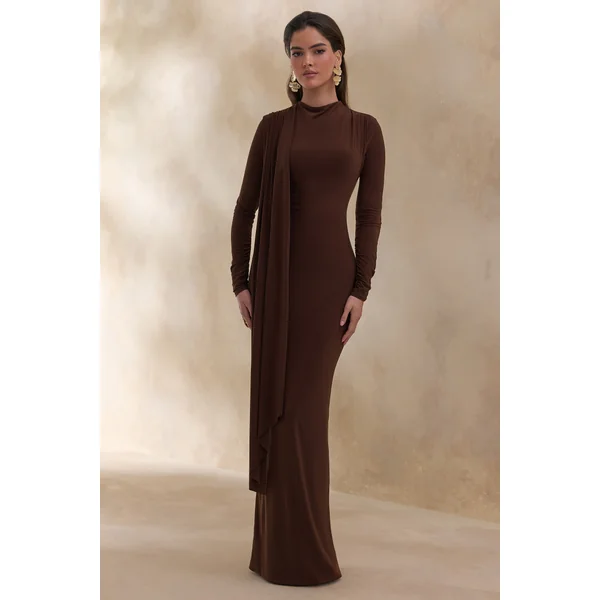 Amaria | Robe longue marron à encolure haute et détail écharpe