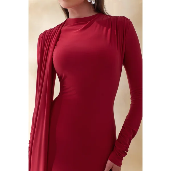 Amaria | Robe longue rouge à encolure haute et détail écharpe