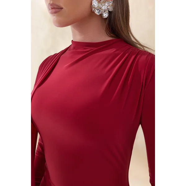 Amaria | Robe longue rouge à encolure haute et détail écharpe