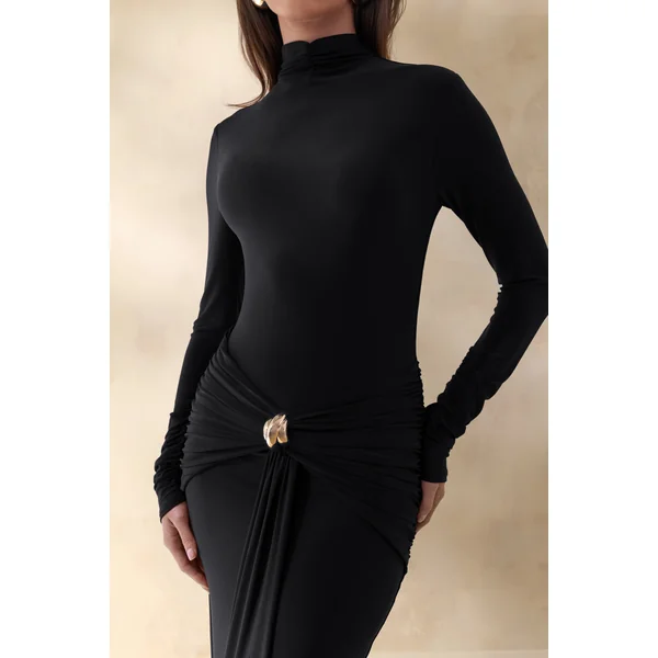 Ambrette | Robe longue noire à encolure haute avec détails froncés