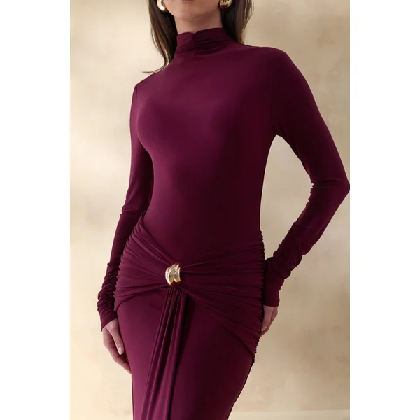 Ambrette | Robe longue prune foncé à encolure haute avec détails froncés