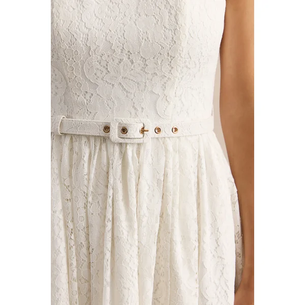 Anabella | Robe mi-longue blanche en dentelle à encolure haute avec ceinture