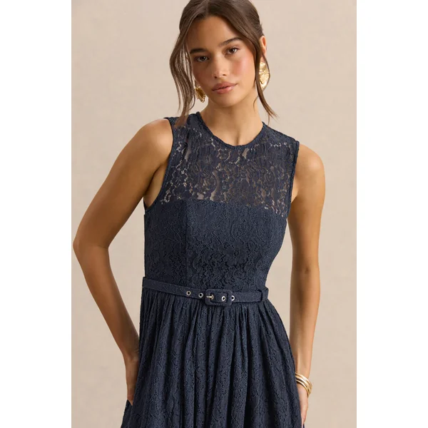Anabella | Robe mi-longue bleu marine en dentelle à encolure haute avec ceinture