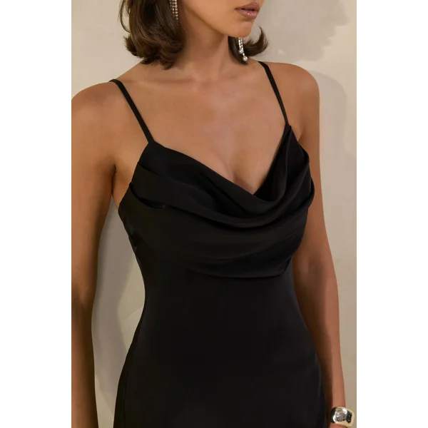 Anarelle | Robe longue noire en satin à encolure drapée