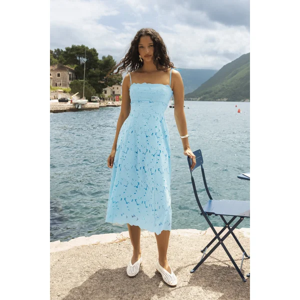 Anna | Robe mi-longue bleu poudré brodée à encolure carrée