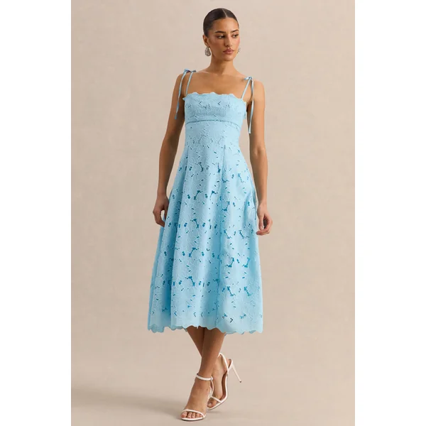 Anna | Robe mi-longue bleu poudré brodée à encolure carrée