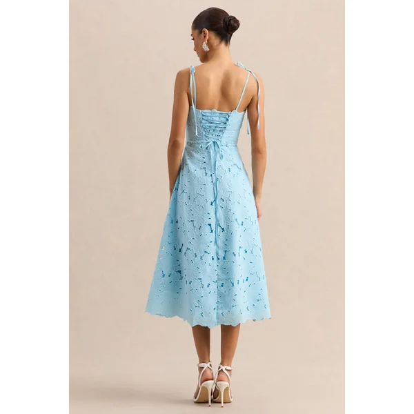Anna | Robe mi-longue bleu poudré brodée à encolure carrée