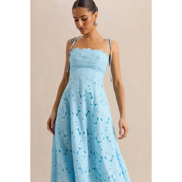 Anna | Robe mi-longue bleu poudré brodée à encolure carrée