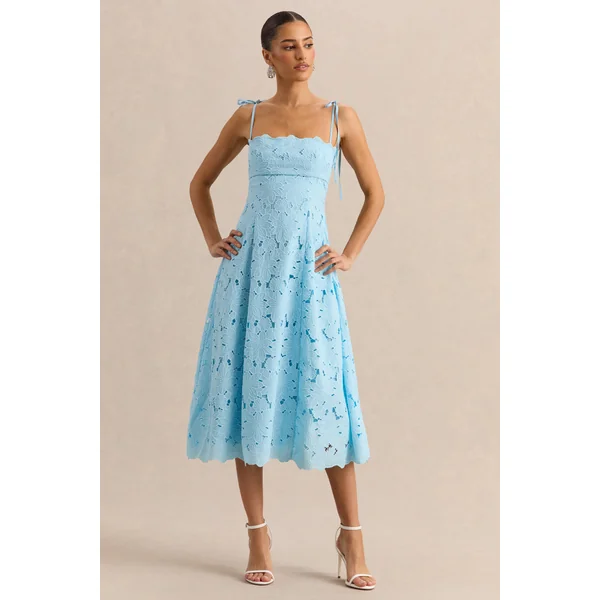 Anna | Robe mi-longue bleu poudré brodée à encolure carrée