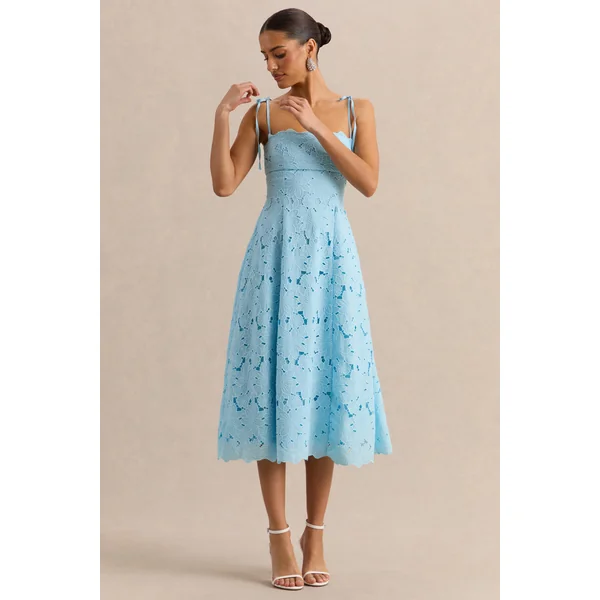 Anna | Robe mi-longue bleu poudré brodée à encolure carrée