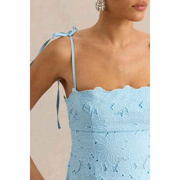 Anna | Robe mi-longue bleu poudré brodée à encolure carrée