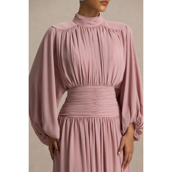 Annabel | Robe mi-longue vieux rose à encolure haute avec taille basse et détails plissés