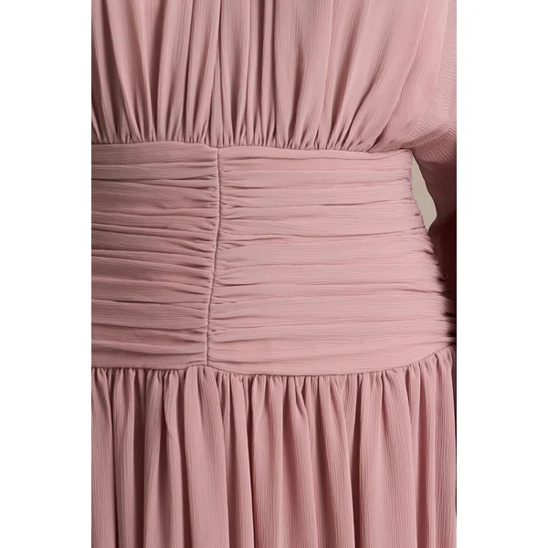 Annabel | Robe mi-longue vieux rose à encolure haute avec taille basse et détails plissés