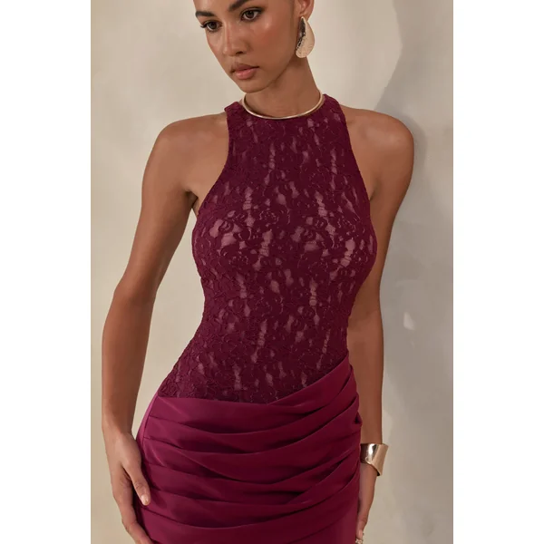 Anthelia | Robe longue bordeaux en dentelle et satin à encolure nageur et détails drapés