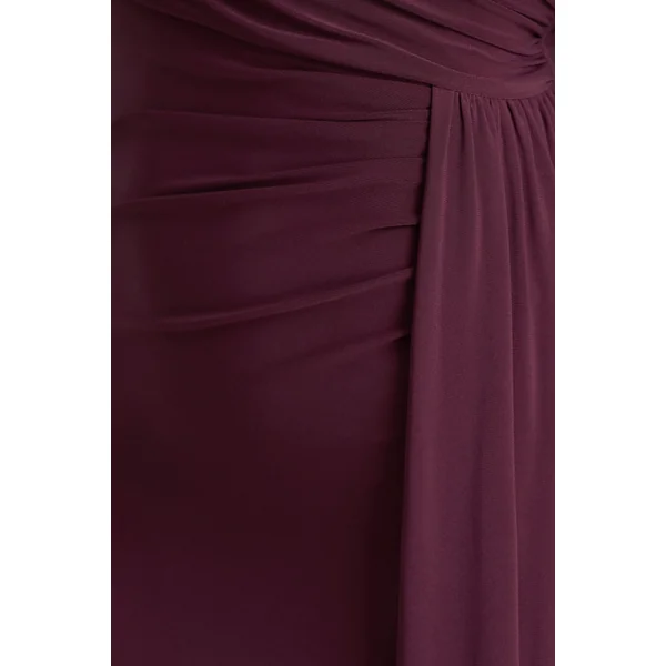 Anticipation | Robe longue bordeaux à encolure haute avec fente avant et détails froncés