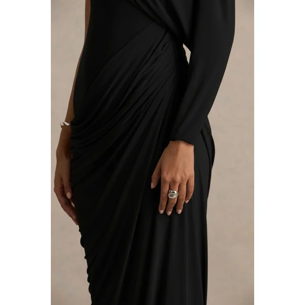 Aphra | Robe longue noire à col montant et manche cape