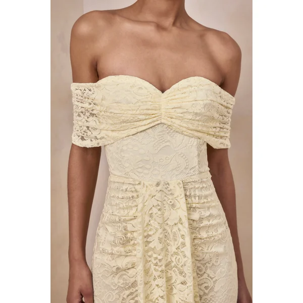 Aries | Robe longue en dentelle citron à décolleté bardot avec détails froncés
