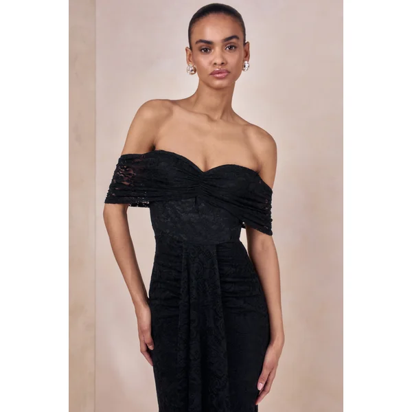 Aries | Robe longue noire en dentelle à encolure bardot et détails froncés
