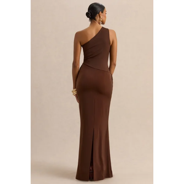 Arovia | Robe longue marron en satin à encolure asymétrique avec détail drapé