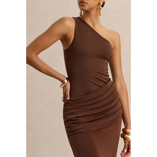 Arovia | Robe longue marron en satin à encolure asymétrique avec détail drapé