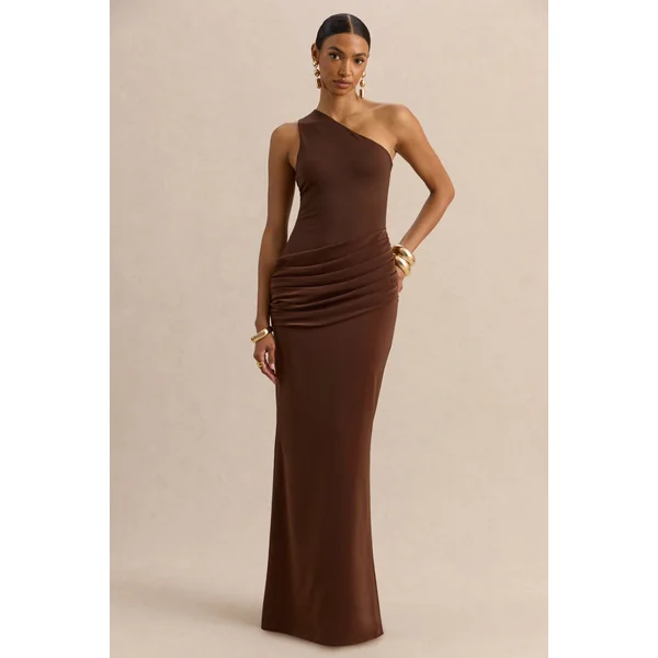 Arovia | Robe longue marron en satin à encolure asymétrique avec détail drapé