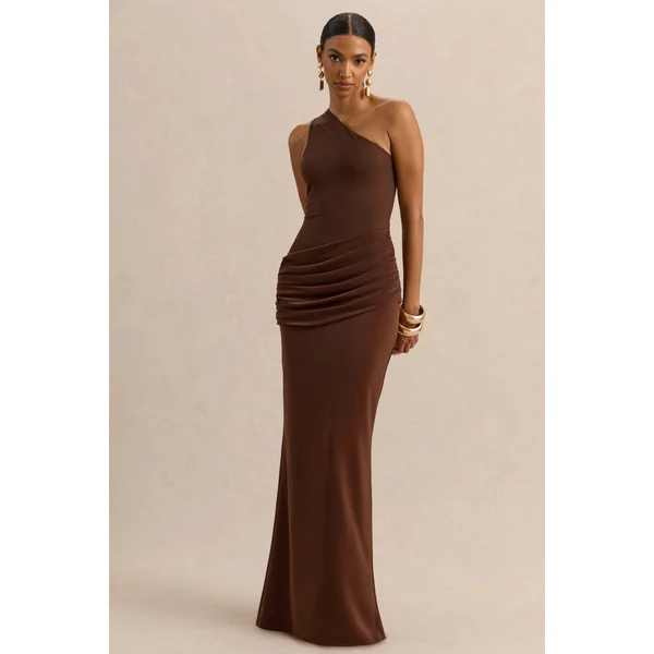 Arovia | Robe longue marron en satin à encolure asymétrique avec détail drapé